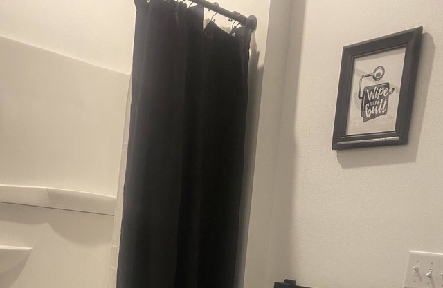 Cozy upstairs New Remodeled apartment .. In Down Town Portage