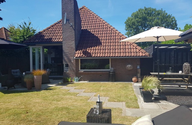 Cozy vacation cottage. Grevelingen beach Herkingen. North Sea beach at 20 minutes.