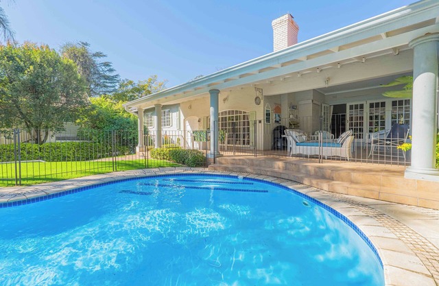 Cozy Victorian Charm: Pool, Garden & Fireplace