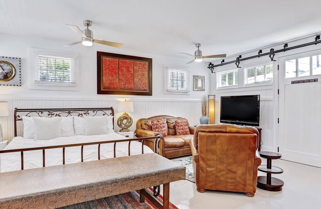 Cozy Victorian District Carriage House