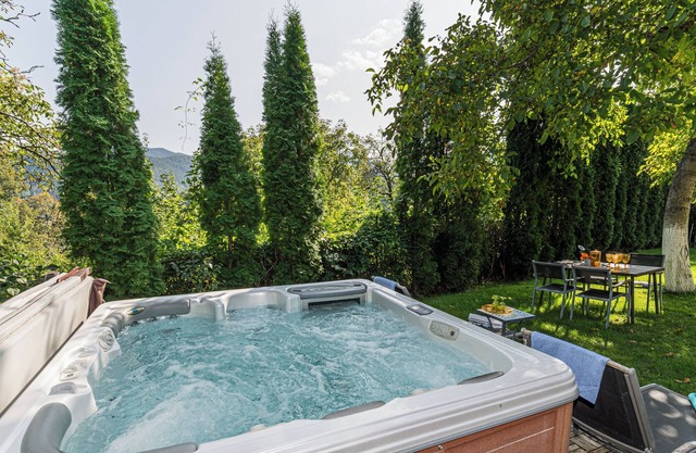 Cozy villa with jacuzzi located in the middle of nature with stunning views!