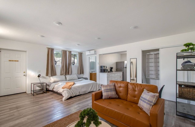 Cozy Vista Studio, close to the beach, super close to great hiking and hospitals