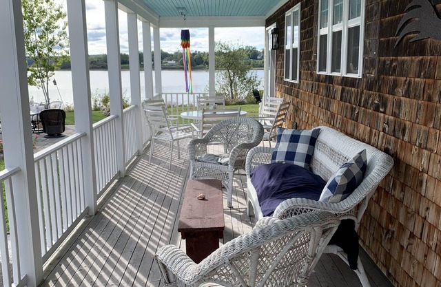 Cozy Waterfront Bay Cottage