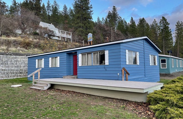 Cozy, waterfront home on Lake Coeur d'Alene - walk to downtown Harrison