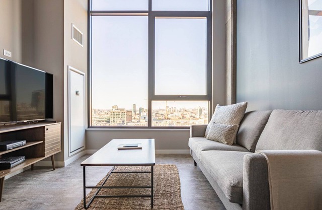Cozy West Loop 1BR w/Pool, Gym, nr. Restaurant Row, by Blueground