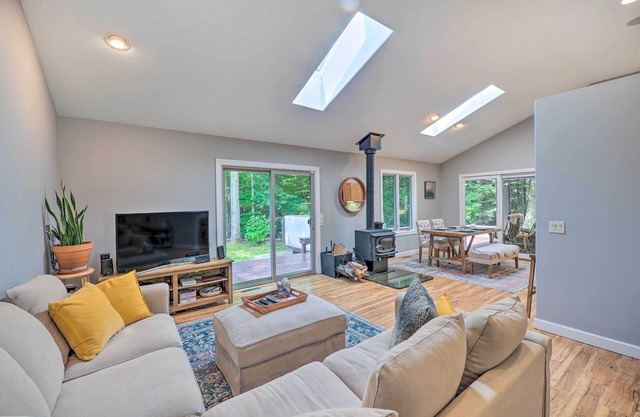 Cozy Whitehall Hideaway w/Hot Tub + Chiminea!