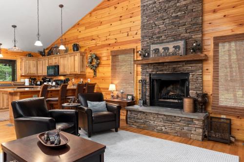 Cozy Wintergreen Retreat Fireplace & Spacious Deck