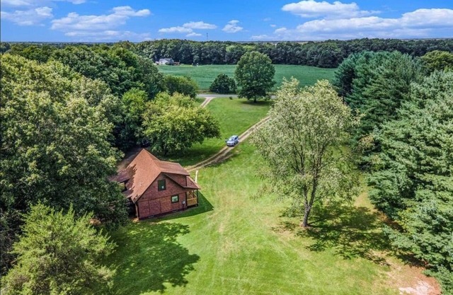 Cozy woodland cabin in Scotts - 9 acres all to yourself!
