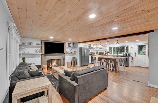 Cozy Woodland Escape-Hot Tub, Sauna, Walk to Lake!