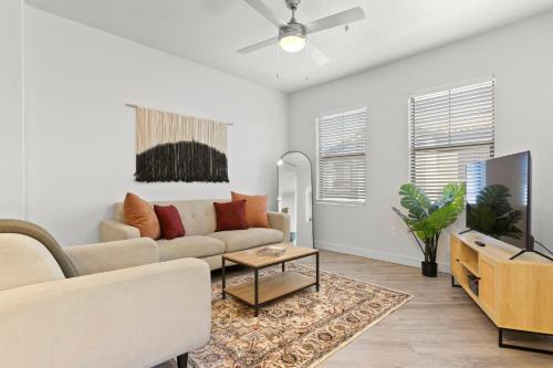 CozySuites Glendale by the stadium with pool 16