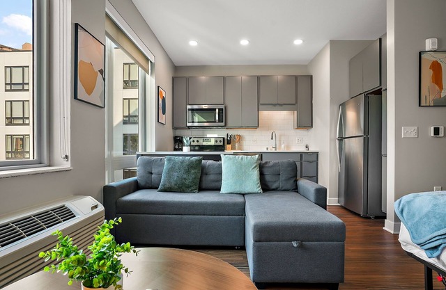 CozySuites Marquee | pool, gym #09