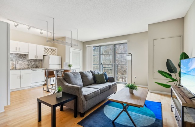 CozySuites Mill District with pool, gym #05