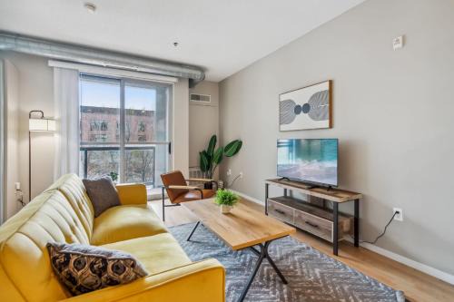 CozySuites Mill District with pool, gym #06
