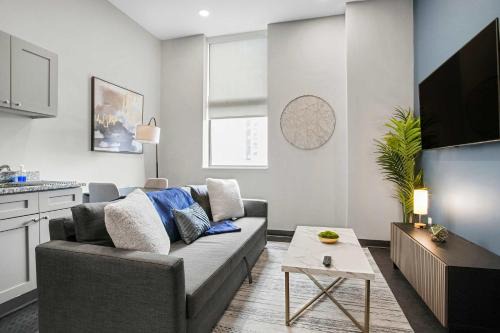 CozySuites Modern 1BR in Downtown Pitts 9