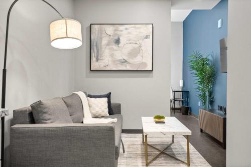 CozySuites Modern 1BR in Downtown Pitts 8