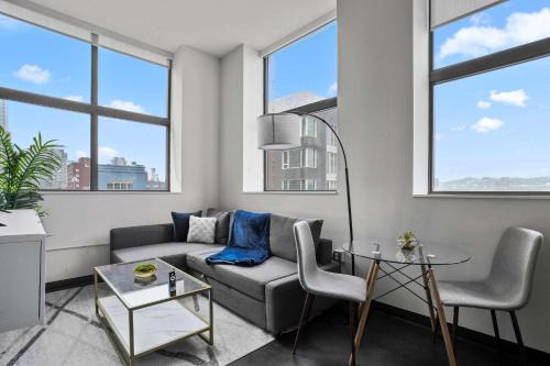 CozySuites Modern 1BR in Downtown Pitts 12