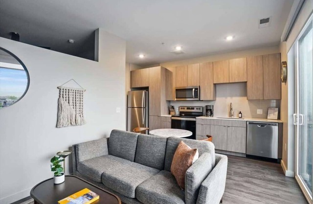 CozySuites Roomy 1BR, Lawrenceville