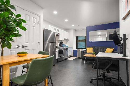 CozySuites Stunning 1BR in Downtown Pitts #1