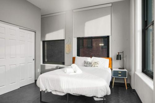 CozySuites Stunning 1BR in Downtown Pitts 40