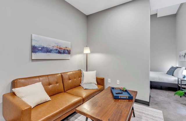 CozySuites Stylish 1BR in Downtown Pitts #14