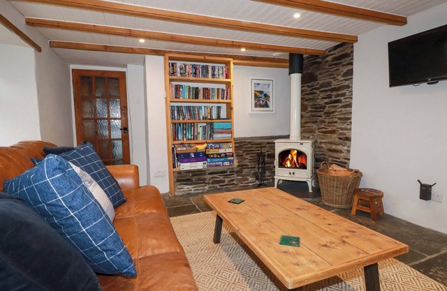 CRAB COTTAGE, pet friendly, character holiday cottage in Delabole