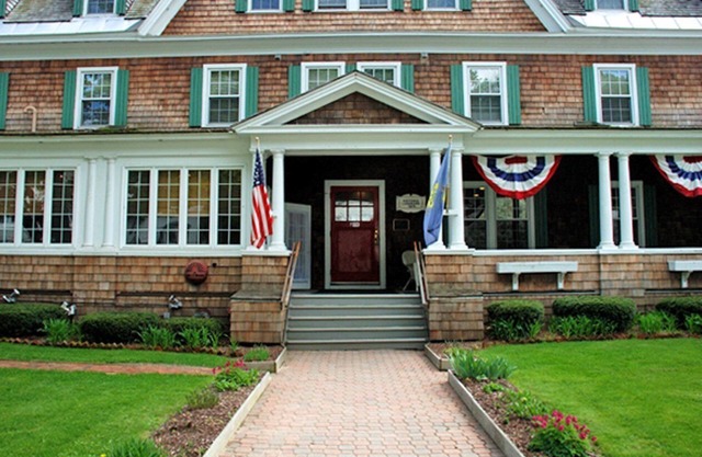 Crafts Inn, Hotel Suite with pool and hot tub.