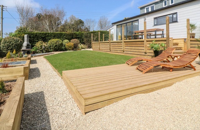 CRAYBOURNE, family friendly, luxury holiday cottage in Constantine