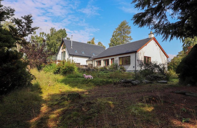 CREAG DHUBH COTTAGE, pet friendly, with a garden in Newtonmore