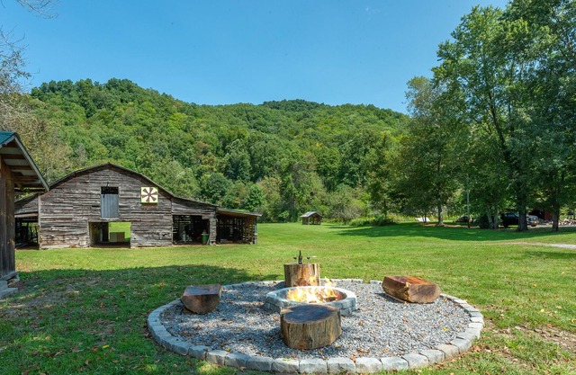Creek Access, Fire Pit, Grill, Wifi, Mtn View, Country Farmhouse, Easy Access