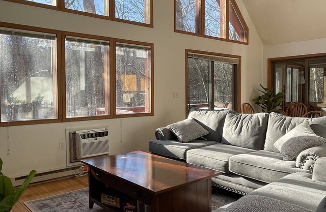 Creek-side chalet with hot tub and fireplace