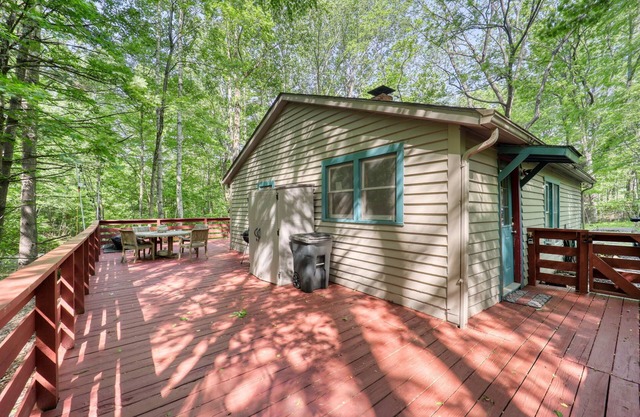 Creekside Cabin in Vilas on 4 Acres. 15 Minutes To Downtown Boone. Pet Friendly!
