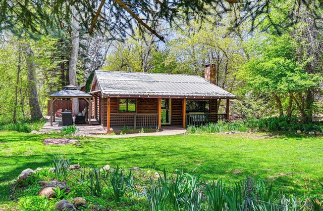 Creekside Cabin Retreat w/Private Deck in Payson