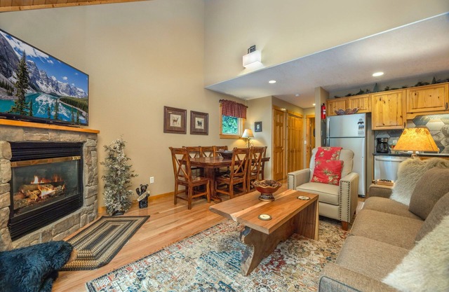 Creekside Condos C (Private Hot tub) River Views!