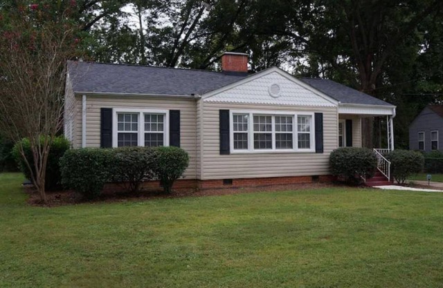 Creekside Cottage - Remodeled Mid-20th Century home in downtown Sylacauga area!