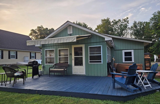 Creekside Cottage w/Lake access, Dock, Hot tub, Canoe/Kayaks