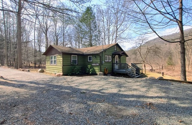 Creekside: Cozy 3-Bedroom Cabin on Loyalsock Creek – Fish, Hike, Kayak or Relax!
