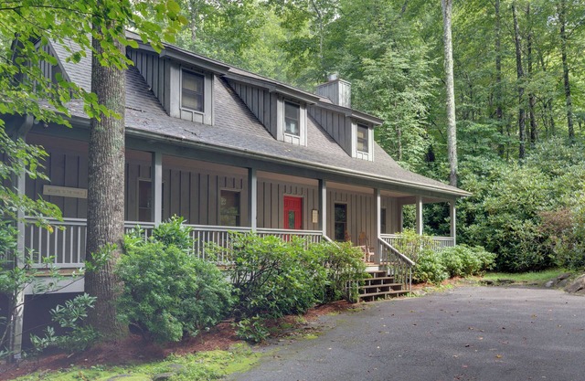 Creekside Family Retreat by Waterfalls & Hiking!