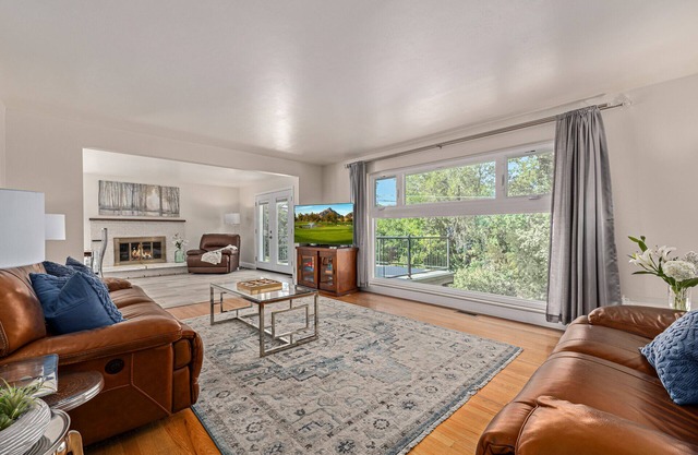 Creekside Getaway Near the City! 4 King beds and 2 queens!