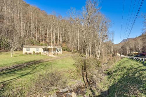 Creekside Haven with Fire Pit Near Nantahala River