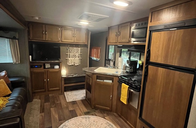 Creekside Hideaway, Cozy 2-bedroom RV, Morgantown, WiFi, Firepit, Hammock,Grill