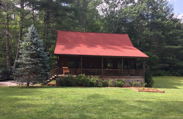 Creekside Log Cabin, Ideal Family Vacation! Hot tub, Fire Pit, Tubing, Fishing