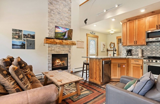 Creekside Suite 21 (Private Hot tub) River Views!