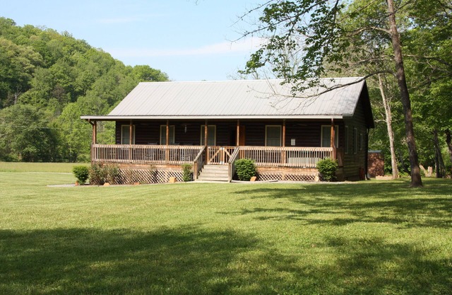 Creekside with a relaxing hot tub/fire pit/grill; close to Casino/GSNP