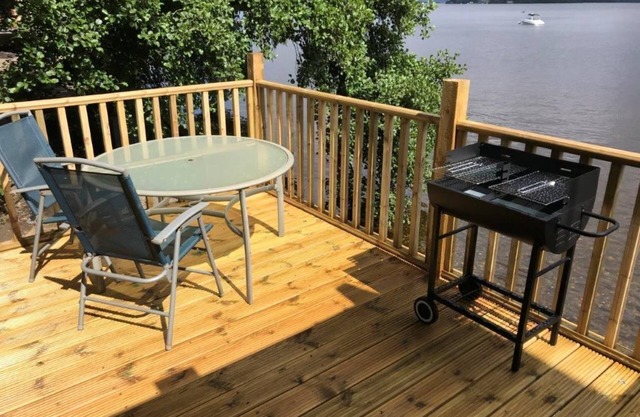 Creinch Lodge-Sleeps 2 - sleeps 2 guests in 1 bedroom
