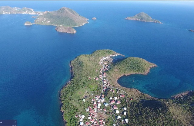 CREOLE RESIDENCE OF STANDING CLASSIFIED 4 STARS WITH A VIEW ON THE BAY 180