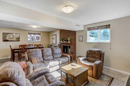 Crestpoint Court Family Multi-Level Near UCCS & BBQ