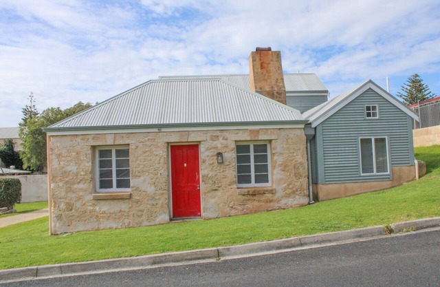 Criterion Cottage - An oldie but a goldie. Pet Friendly - Inside