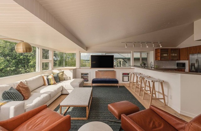 Crow's Nest Condo 3BR Downtown