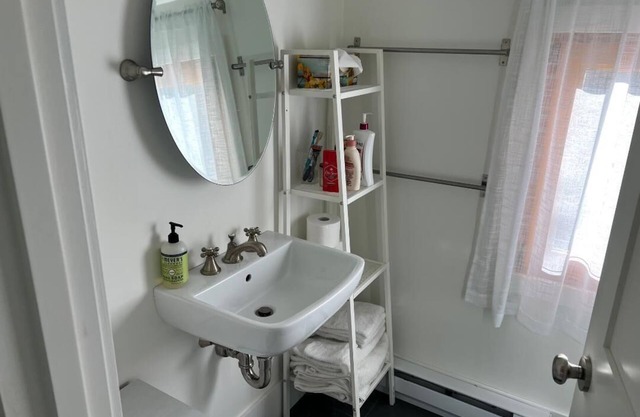 Crow's Nest: Cozy studio with loft, 1+ mile to Horseneck beach - paradise!