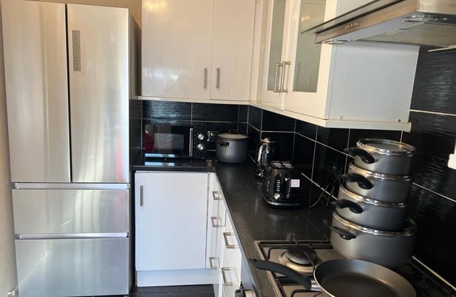 CROWN HOUSE—Cozy 2 bedroom house near Excel London. With driveway. Sleep 5